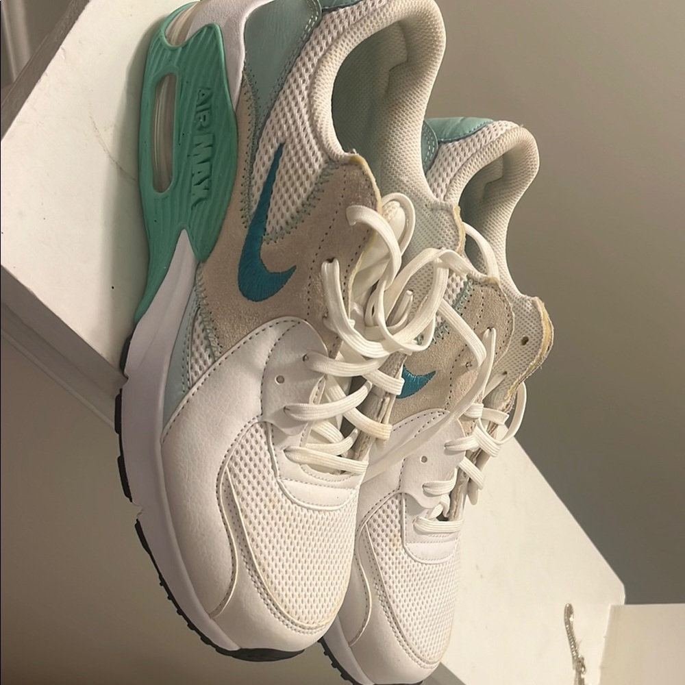 Nike White and Green Sneakers with Cushioned Midsole